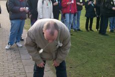 Teebeutelweitwurf, throwing the teabag with your mouth