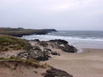 Picture of dunes and cliffs in Saligo Bay