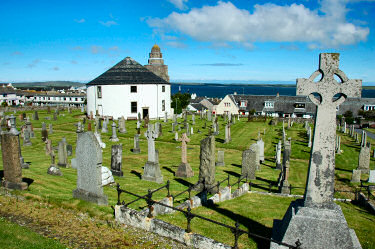 Picture of a round church with a churchyard