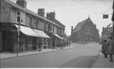 Picture of the corner of Regent Circus and Clarence Street in the 1940s